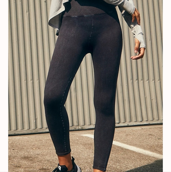 🖤 Free People Ultra High Rise Happiness Runs Leggings 🖤 - Picture 2 of 15